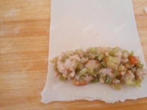 将炒好的香芹肉末放在千张块的一边