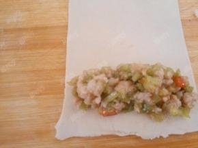 将炒好的香芹肉末放在千张块的一边