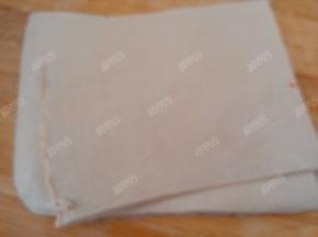 千张煮好后捞出切成四方形