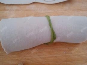 用香菜系一下固定