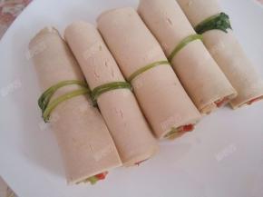 依次做好全部的千张卷装盘即可