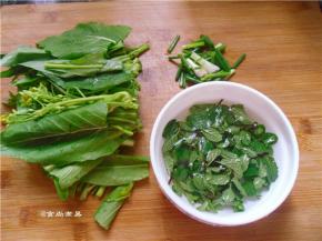 菜心、小葱、分别洗净，各切段，摘下的薄荷嫩叶浸泡片刻，洗净后捞起