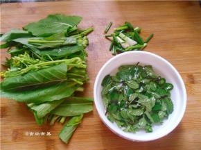 菜心、小葱、分别洗净，各切段，摘下的薄荷嫩叶浸泡片刻，洗净后捞起