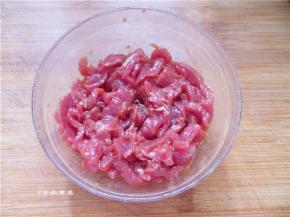 牛肉洗净切丝，调入盐、鸡粉、淀粉、食用油、搅拌均匀，腌制片刻