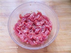 牛肉洗净切丝，调入盐、鸡粉、淀粉、食用油、搅拌均匀，腌制片刻