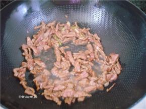 倒入牛肉大火爆炒熟