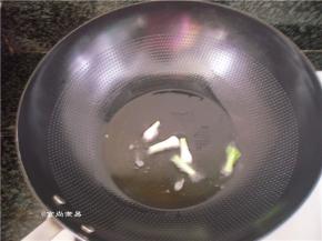 热锅，下适量油，葱头先爆香