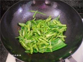 继续热锅，倒入少许油，下菜心翻炒片刻