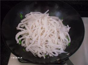 倒入河粉，端起炒锅抛匀