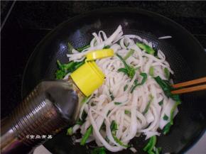 调入红烧酱油，调入蚝油、少许白糖、鸡粉