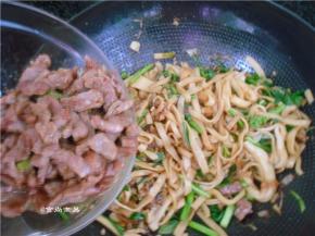 最后倒进炒熟的牛肉，翻炒均匀即可装盆