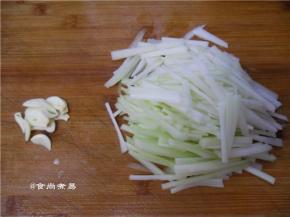 菜梗去除硬皮，洗净切丝，蒜瓣去皮切片、胡萝卜切丝