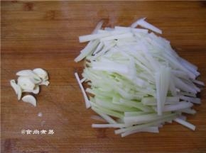 菜梗去除硬皮，洗净切丝，蒜瓣去皮切片、胡萝卜切丝