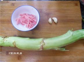 备好食材、瘦肉、菜梗、蒜瓣、胡萝卜