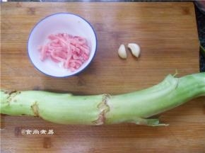 备好食材、瘦肉、菜梗、蒜瓣、胡萝卜
