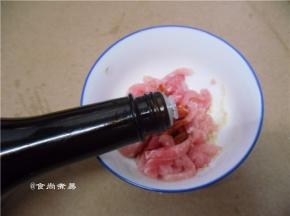 瘦肉盛入碗中，调入味极鲜味汁、淀粉拌匀，腌制片刻