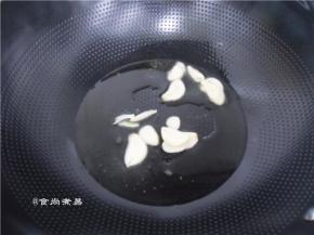 热锅，倒入适量油，下蒜片爆香