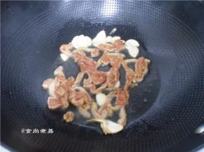 倒入肉丝爆炒1分钟、盛出碗中，待用