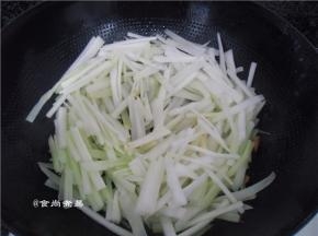 继续热锅，放入适量油，倒入菜心、胡萝卜丝翻炒片刻