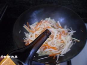 调入味极鲜味汁，蚝油、鸡粉、倒进炒好的肉丝