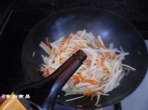 调入味极鲜味汁，蚝油、鸡粉、倒进炒好的肉丝