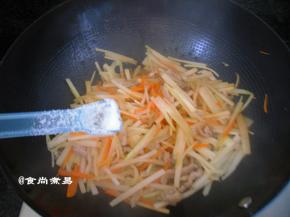 调入盐、翻炒均匀即可