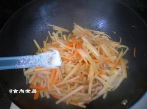 调入盐、翻炒均匀即可