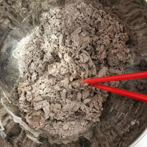 将面团材料除黄油外放进盆中，用筷子搅拌成絮状。在用手将面团揉至扩展阶段。