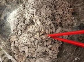 将面团材料除黄油外放进盆中，用筷子搅拌成絮状。在用手将面团揉至扩展阶段。