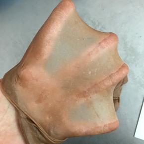 加入软化的黄油，继续将面团揉至可拉出结实的薄膜。