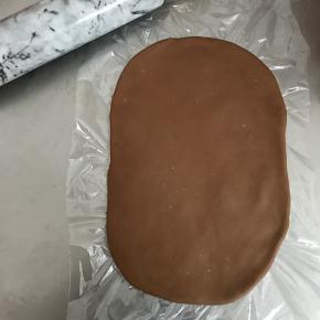 将面团擀成长方形，覆盖上保鲜膜，放入冰箱冷冻发酵30分钟。