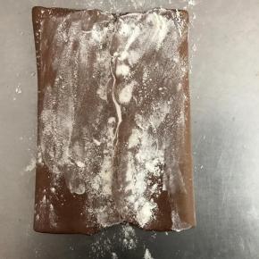 捏紧收口，撒上少许面粉防粘。