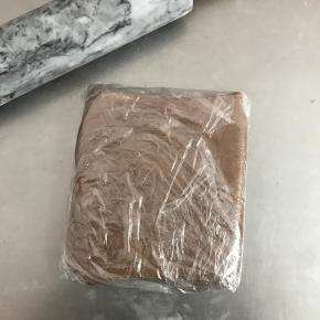 将叠好的面团再次擀成长方形，进行第二次三折，包上保鲜膜，送入冰箱冷藏30分钟。