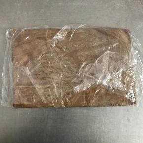 将冷藏好的面团取出，再次擀成长方形，进行第三次折叠。将面团包上保鲜膜，放入冰箱冷藏30分钟。