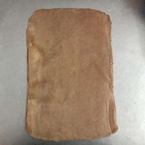 将冷藏好的面团擀成大概是40*24的长方形。