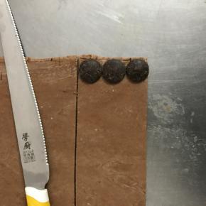 平均切成5个长方形。在一端放上巧克力币，卷起。