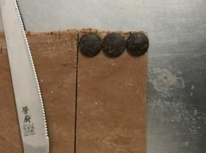 平均切成5个长方形。在一端放上巧克力币，卷起。