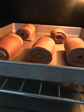 放入烤盘中。放到烤箱中进行发酵1个小时，温度控制在25度左右，不然可能会漏油。