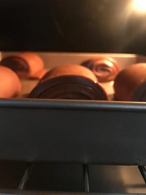 将发酵好的面团放入预热好的烤箱，180度20分钟。