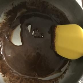 将奶油倒入奶锅中，加热至50度左右，光火，放入巧克力币搅拌至融化，淋到放凉的面包上，最后筛上可可粉，脏脏包就大功告成啦。