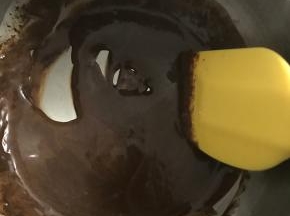 将奶油倒入奶锅中，加热至50度左右，光火，放入巧克力币搅拌至融化，淋到放凉的面包上，最后筛上可可粉，脏脏包就大功告成啦。