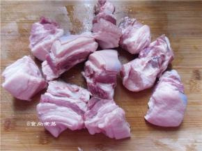 选用带皮的五花肉、切成均匀的方块状，尽量大块一点才霸气