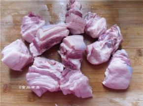 选用带皮的五花肉、切成均匀的方块状，尽量大块一点才霸气