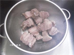 烧开适量水，调入4克盐，倒入五花肉焯煮15分钟后捞出，用凉水冲洗干净