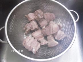 烧开适量水，调入4克盐，倒入五花肉焯煮15分钟后捞出，用凉水冲洗干净