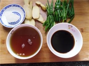 生姜去皮洗净，切厚片，小葱去须去尾，洗净绑成葱结，备好黄老酒、（没有黄老酒可以用绍兴酒代替）酱油、冰糖