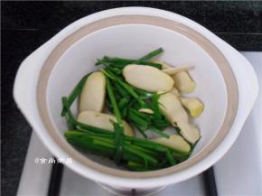 砂锅内涂抹一点食用油，将姜片、葱结整齐铺在锅底内