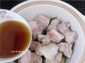倒入客家黄老酒，酱油、冰糖、酒和酱油与肉的表面持平