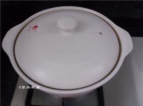 遮上锅盖，大火煮沸腾后调成中小火煮1小时
