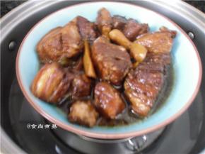 炖至汤汁剩下少许、将五花肉盛入碗中，汤汁浇在肉块上面